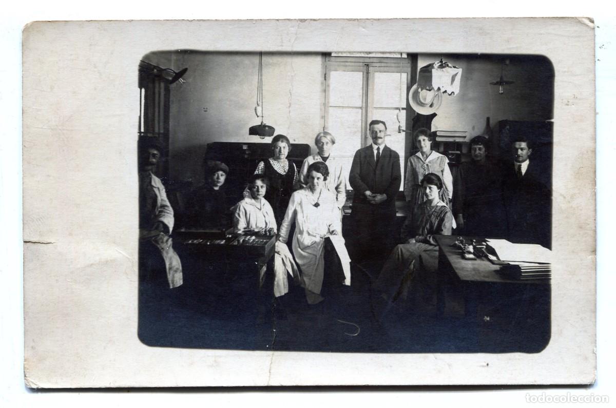 Alte Fotografie: Antigua tarjeta fotogr&aacute;fica empleados de oficina posando en su despacho c. 1930