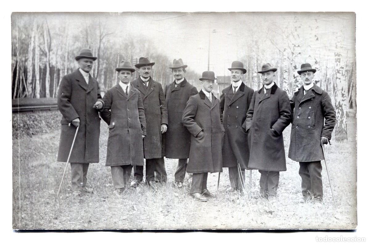 Alte Fotografie: Antigua tarjeta fotogr&aacute;fica de hombres elegantes posando en el campo c. 1910
