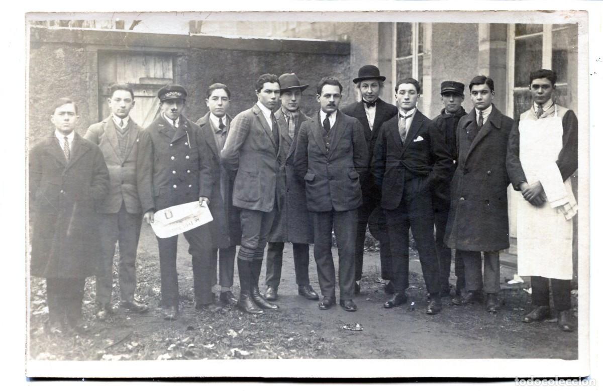 Alte Fotografie: Antigua tarjeta fotogr&aacute;fica personal de casa burguesa en el patio de su casa c.1930