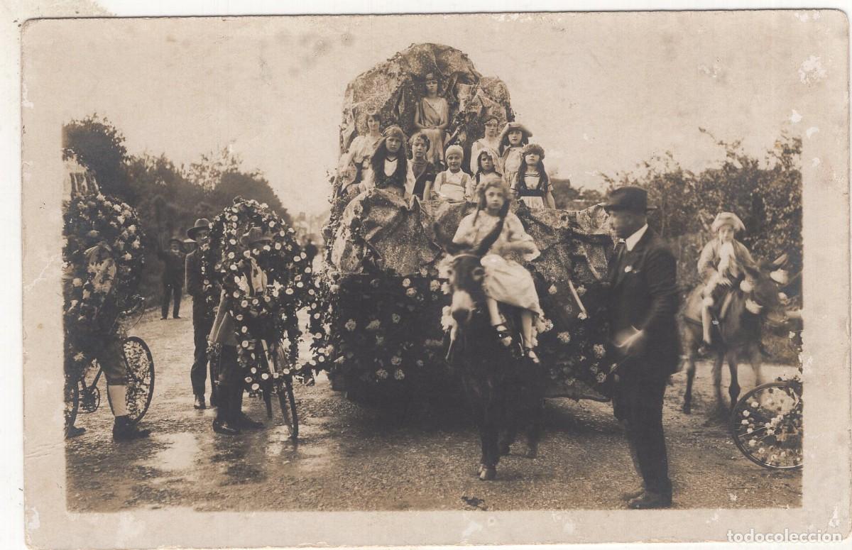 Fotograf&iacute;a antigua: Antigua tarjeta fotogr&aacute;fica ni&ntilde;os disfrazados en carroza desfilando en un pueblo c.1920