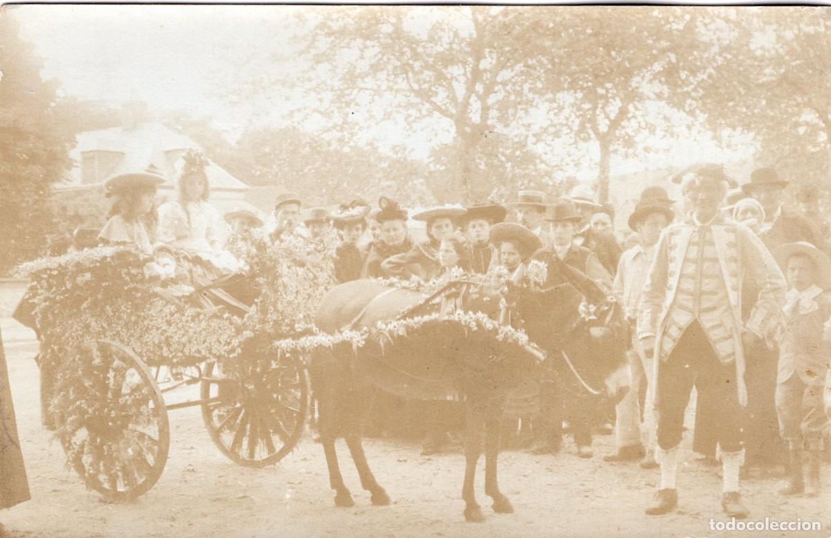 Fotograf&iacute;a antigua: Antigua tarjeta fotogr&aacute;fica de un hombre con ni&ntilde;os en carro de burro ante espectadores c.1905