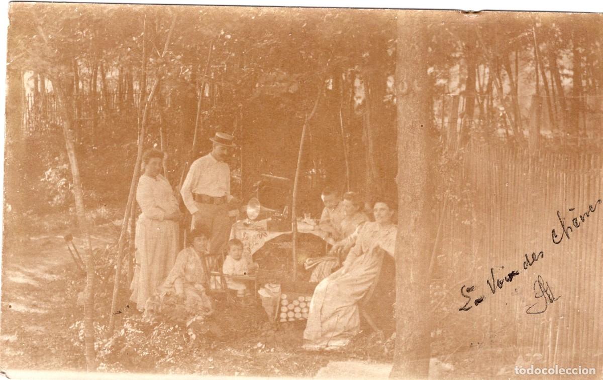 Fotograf&iacute;a antigua: Antigua tarjeta fotogr&aacute;fica familia elegante comiendo bajo los &aacute;rboles en el campo, 1904