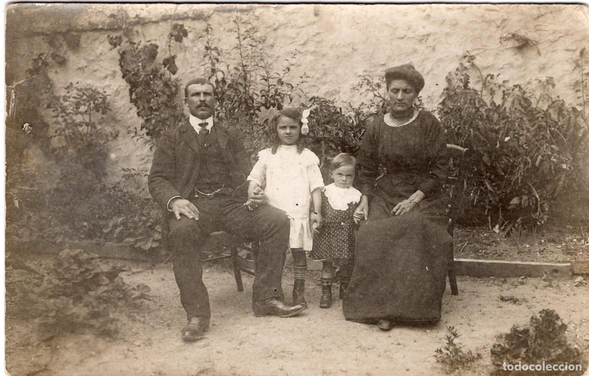 Fotograf&iacute;a antigua: Antigua tarjeta fotogr&aacute;fica familia elegante posando en el patio de su casa c.1910