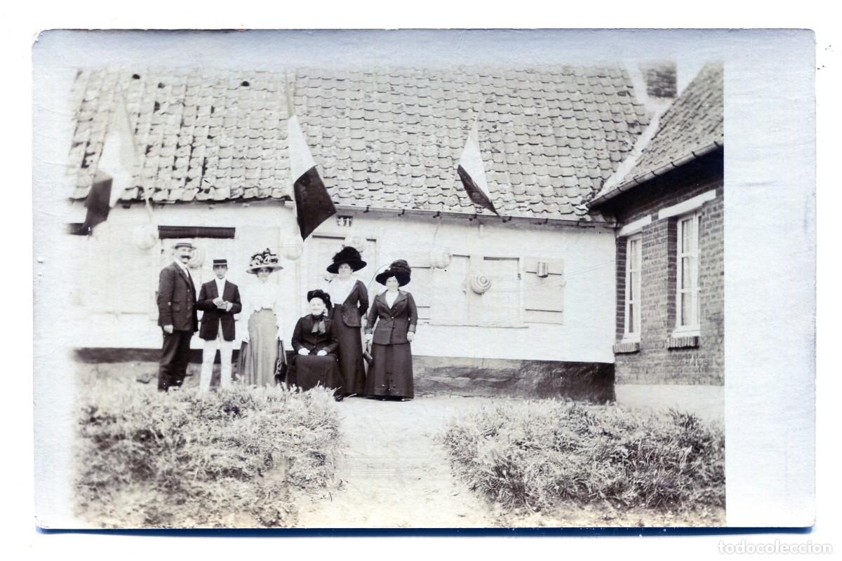 Fotograf&iacute;a antigua: Antigua tarjeta fotogr&aacute;fica familia elegante posando frente a su casa c.1915