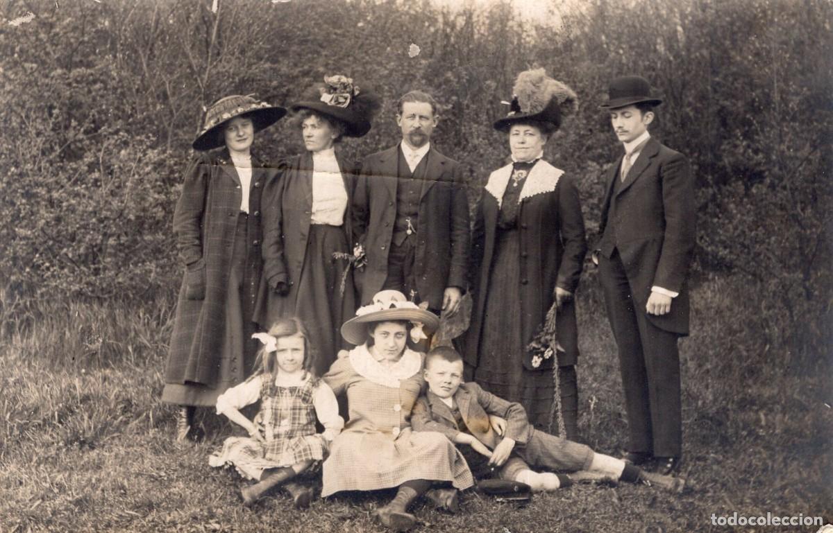 Fotograf&iacute;a antigua: Antigua tarjeta fotogr&aacute;fica familia elegante con sus dos hijas y un hijo en el campo c.1905