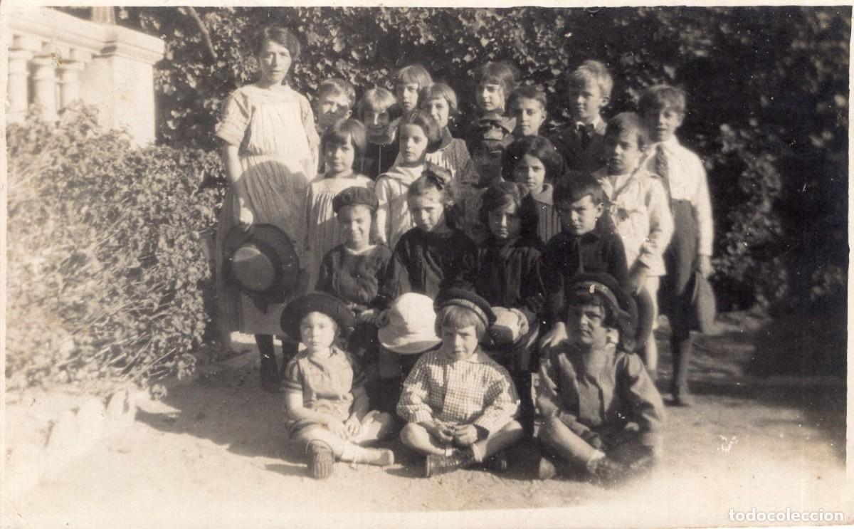 Fotograf&iacute;a antigua: Tarjeta fotogr&aacute;fica de clase de ni&ntilde;as y ni&ntilde;os con su maestra en el patio de una casa c.1910