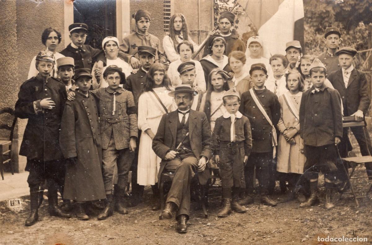 Fotograf&iacute;a antigua: Tarjeta fotogr&aacute;fica 1914-18 ni&ntilde;os con uniforme militar y ni&ntilde;as enfermeras con su maestro