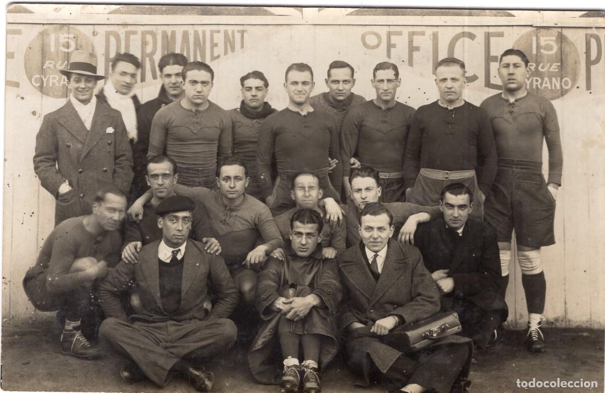 Fotograf&iacute;a antigua: Tarjeta fotogr&aacute;fica equipo de f&uacute;tbol con su entrenador posando c. 1930