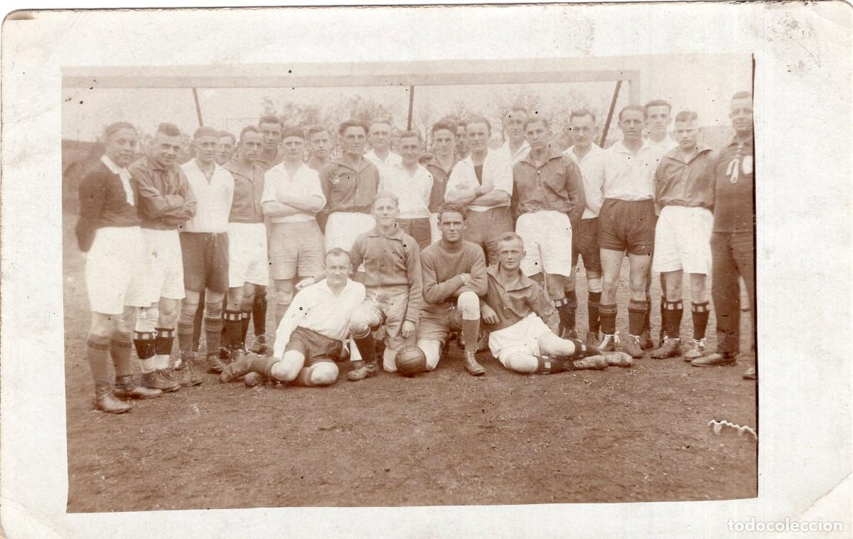 Fotograf&iacute;a antigua: Tarjeta fotogr&aacute;fica equipo de f&uacute;tbol posando ante su porter&iacute;a en el campo c. 1930