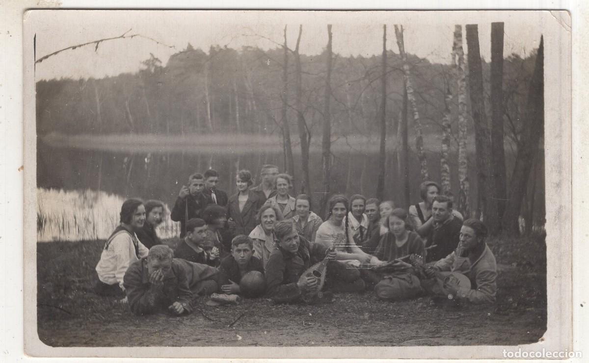 Fotograf&iacute;a antigua: Tarjeta fotogr&aacute;fica j&oacute;venes haciendo m&uacute;sica junto a un lago en el campo, 5 abril 1926