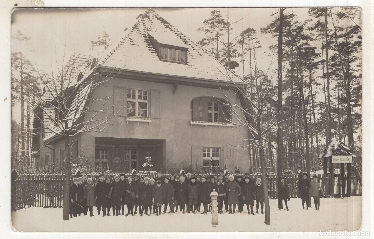 Fotograf&iacute;a antigua: Tarjeta fotogr&aacute;fica j&oacute;venes posando ante su escuela en invierno 14-18 en Alemania