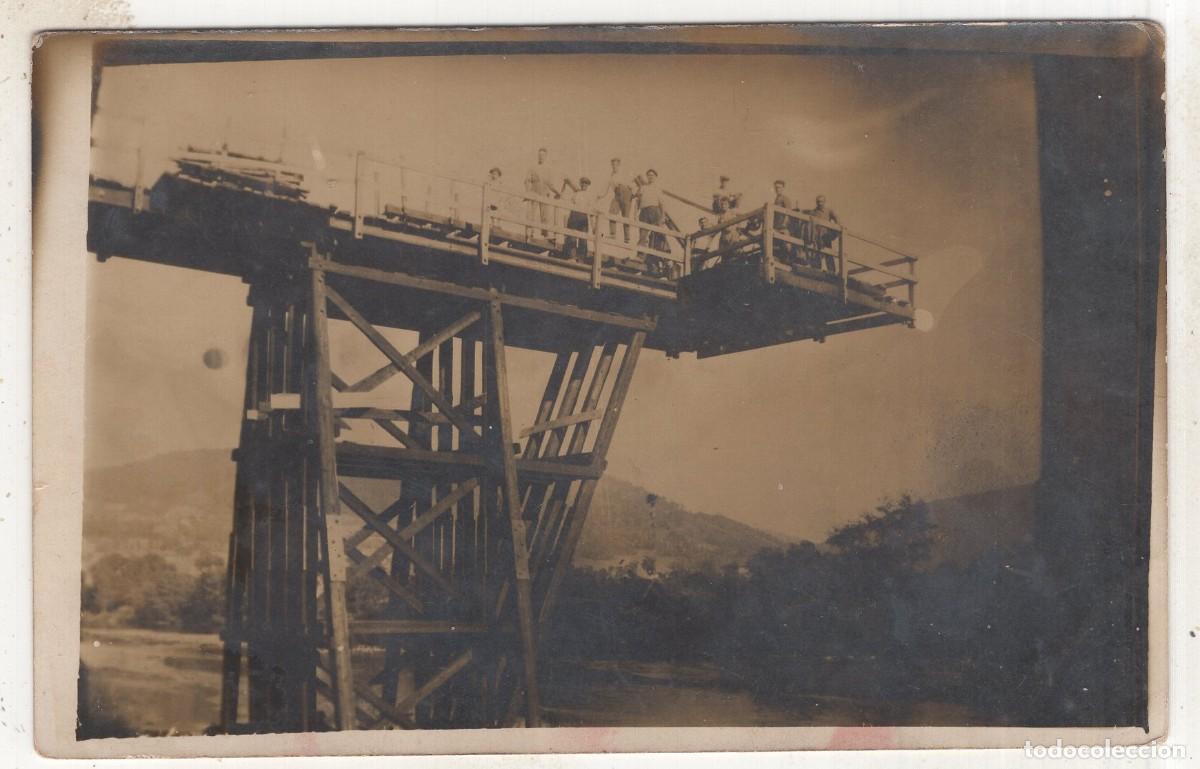 Fotograf&iacute;a antigua: Tarjeta fotogr&aacute;fica de obreros construyendo un puente sobre un r&iacute;o c. 1930