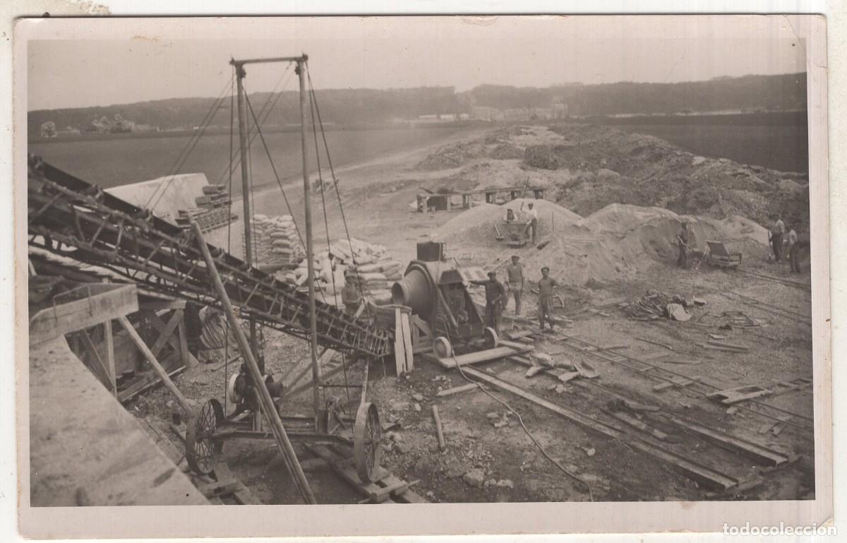 Fotograf&iacute;a antigua: Tarjeta fotogr&aacute;fica de obreros con una hormigonera en su obra de construcci&oacute;n c. 1940
