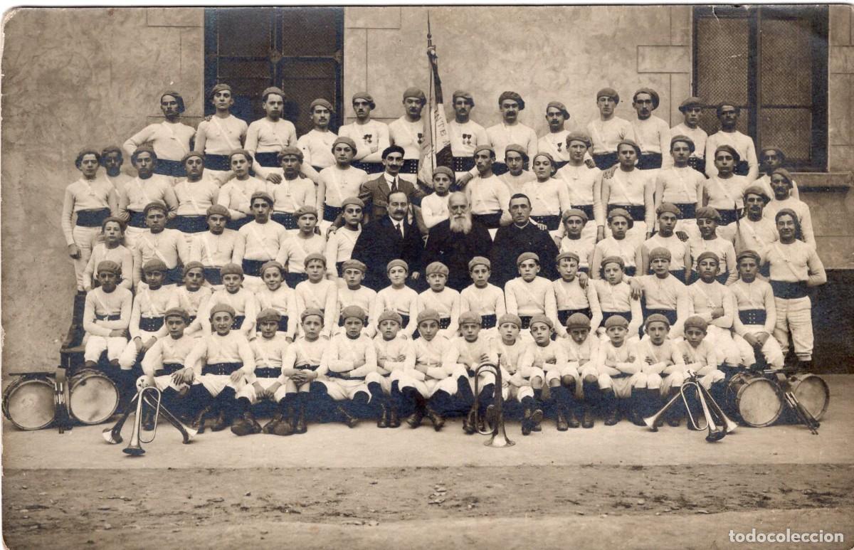 Fotograf&iacute;a antigua: Tarjeta fotogr&aacute;fica hombres con medallas militares, ni&ntilde;os y sacerdotes de una banda musical