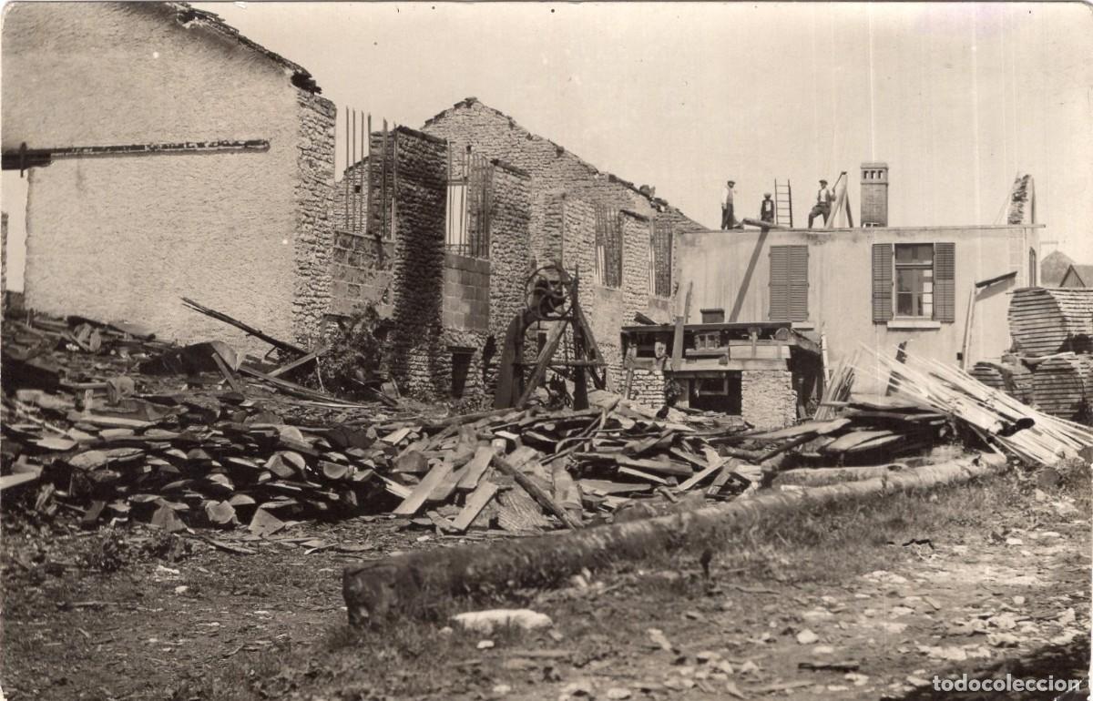 Fotograf&iacute;a antigua: Tarjeta fotogr&aacute;fica de tres obreros reparando una casa destruida por un incendio c.1920