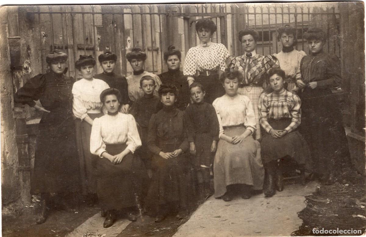 Fotograf&iacute;a antigua: Tarjeta fotogr&aacute;fica de mujeres con ni&ntilde;as elegantes y dos ni&ntilde;os ante su taller, 8 sep. 1908