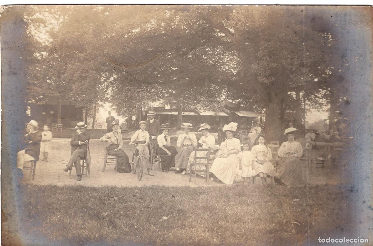 Fotograf&iacute;a antigua: Tarjeta fotogr&aacute;fica de mujeres elegantes con ni&ntilde;os y hombres en un parque c.1905