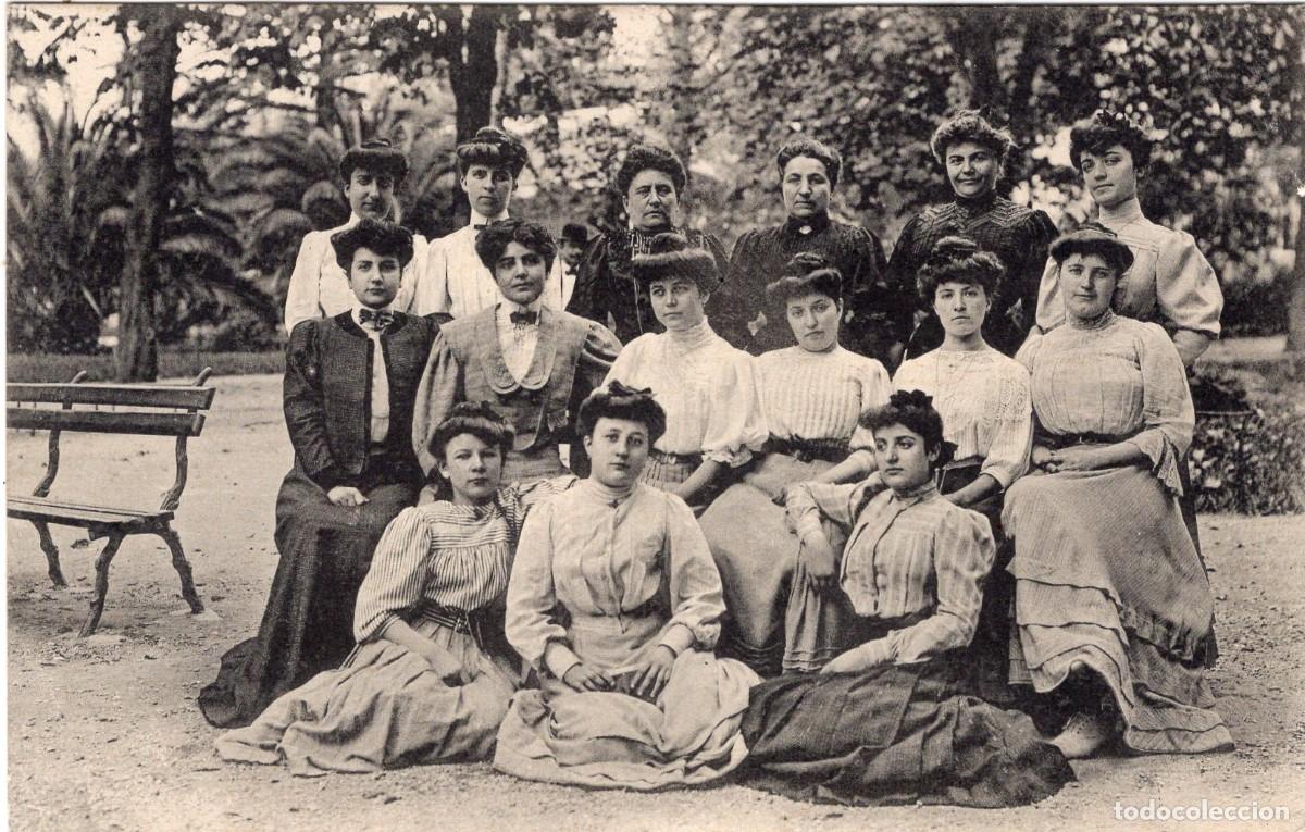 Fotograf&iacute;a antigua: Tarjeta fotogr&aacute;fica de j&oacute;venes mujeres elegantes posando en un jard&iacute;n p&uacute;blico c.1905