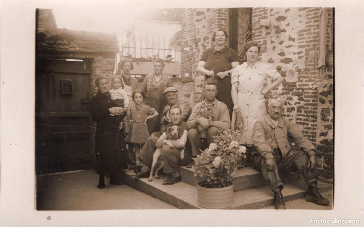 Fotograf&iacute;a antigua: Tarjeta fotogr&aacute;fica de una familia con su perro en el patio de su casa en Hodenc-en-Bray, 1939