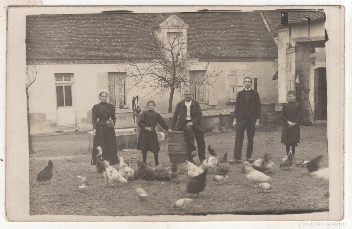 Fotograf&iacute;a antigua: Tarjeta fotogr&aacute;fica de familia de campesinos con gallinas y palomas en su granja c.1910, vida rural