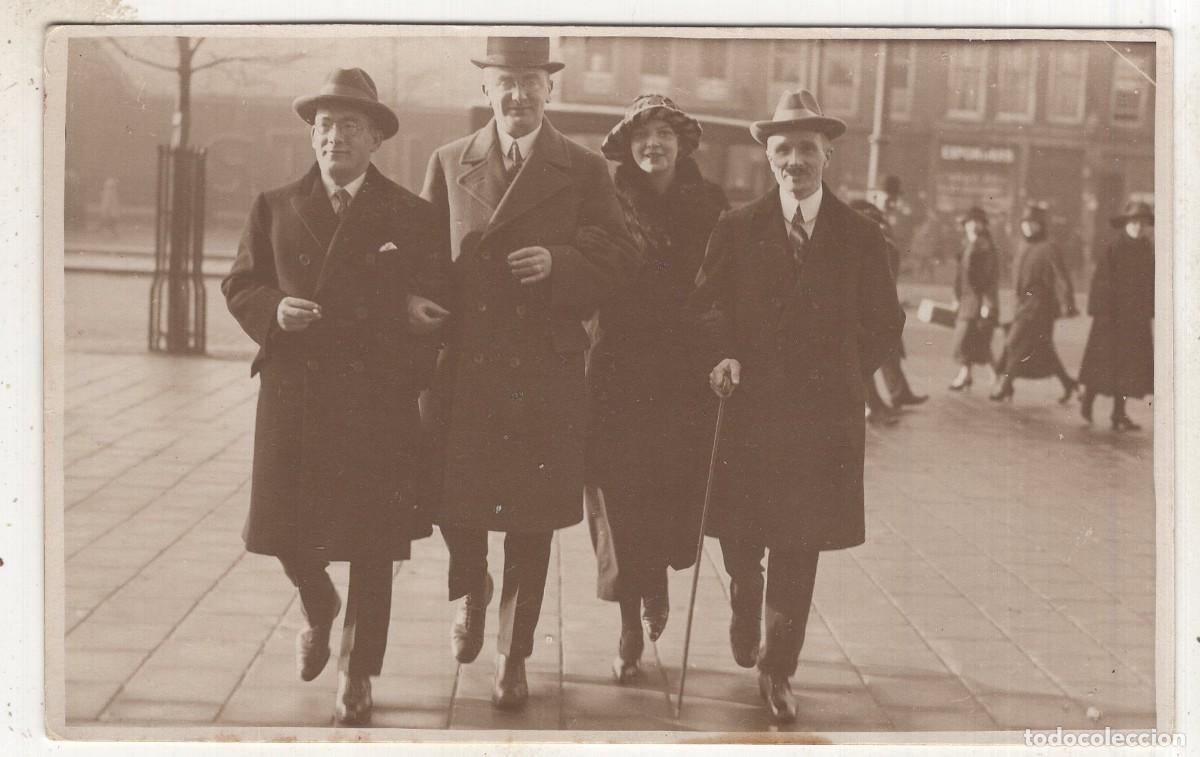 Fotograf&iacute;a antigua: Tarjeta fotogr&aacute;fica de una mujer y tres hombres elegantes paseando por una ciudad, 1924