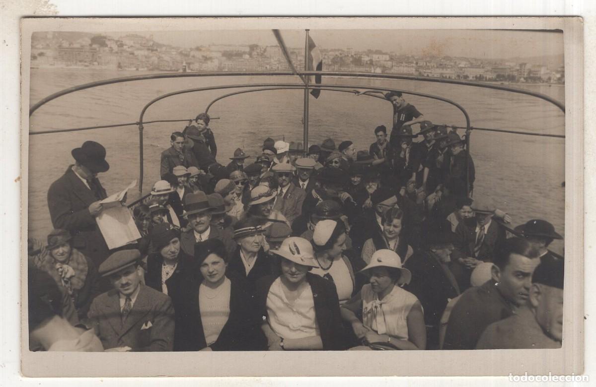 Fotograf&iacute;a antigua: Tarjeta fotogr&aacute;fica de hombres y mujeres elegantes en el barco transbordador de Marsella c.1930