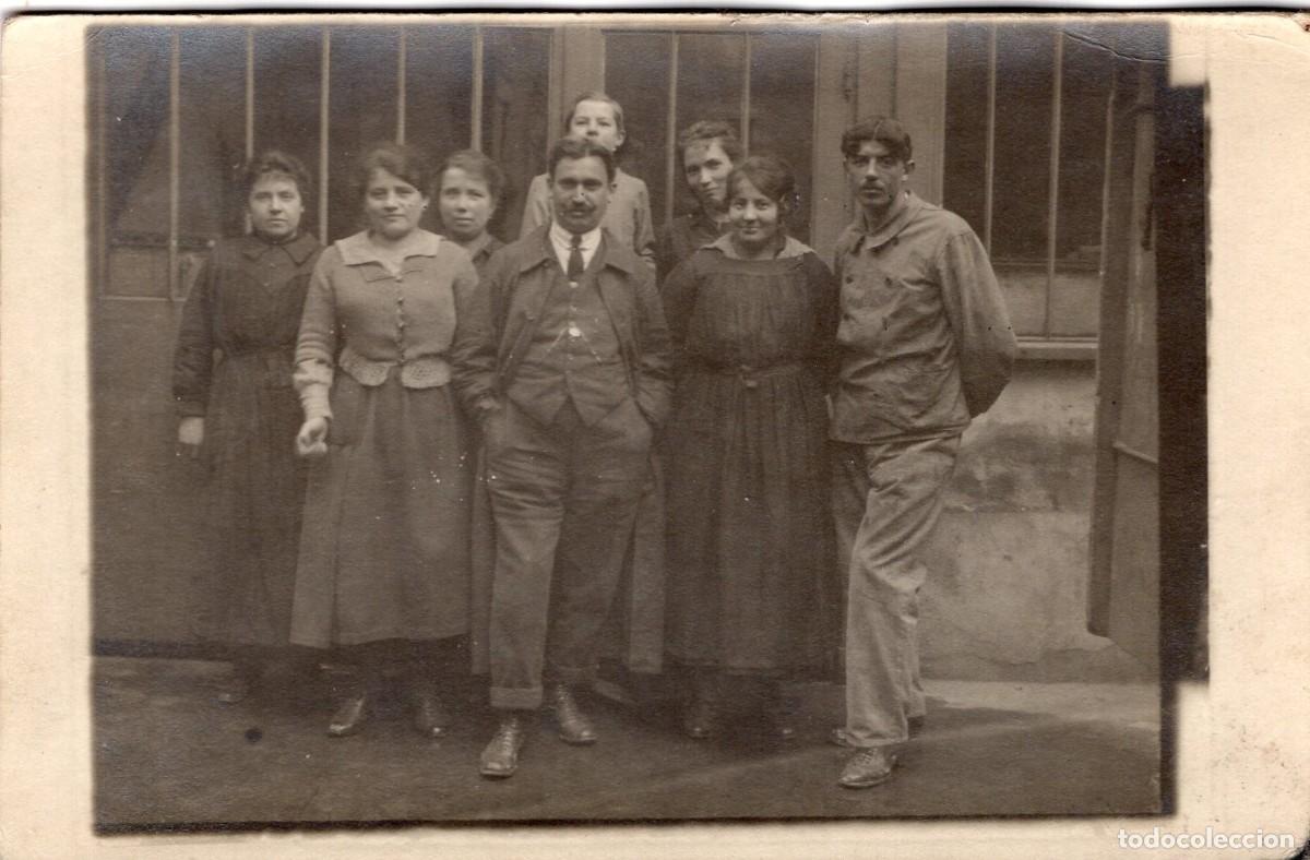 Fotograf&iacute;a antigua: Tarjeta fotogr&aacute;fica de mujeres con dos hombres obreros posando frente a su taller