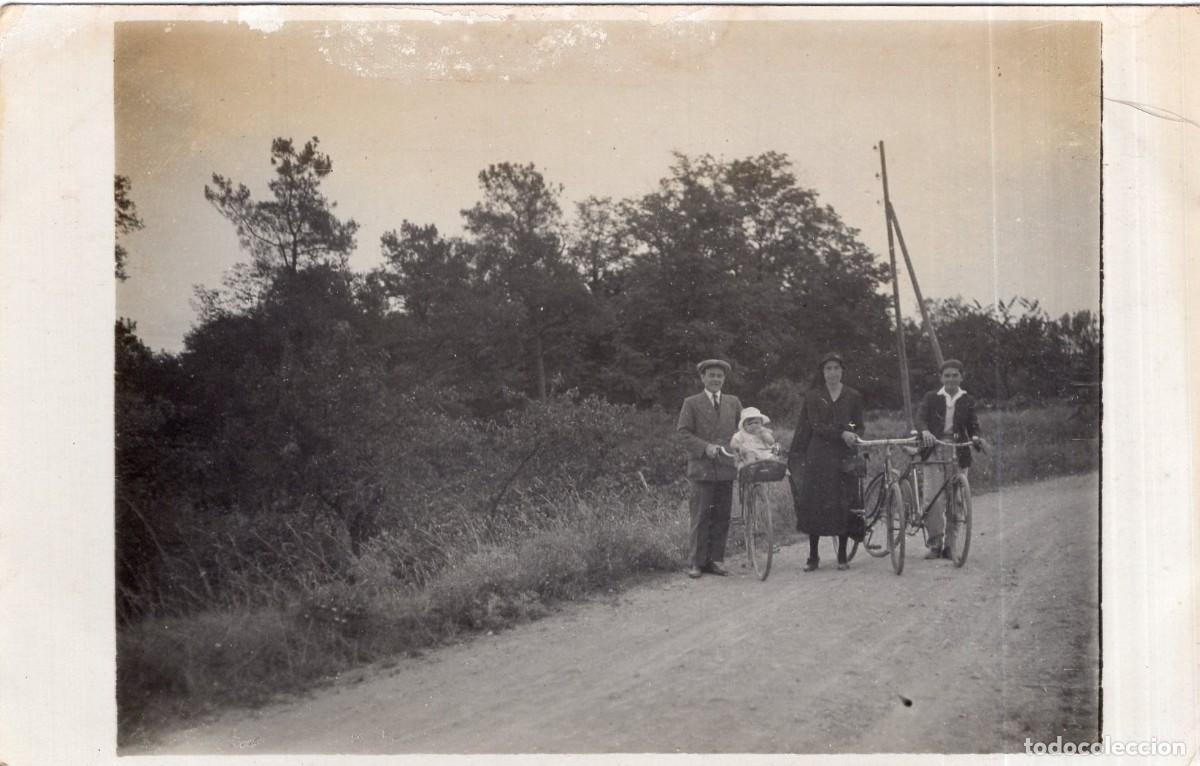 Fotograf&iacute;a antigua: Tarjeta fotogr&aacute;fica de una familia elegante en bicicleta por un camino de campo c.1930