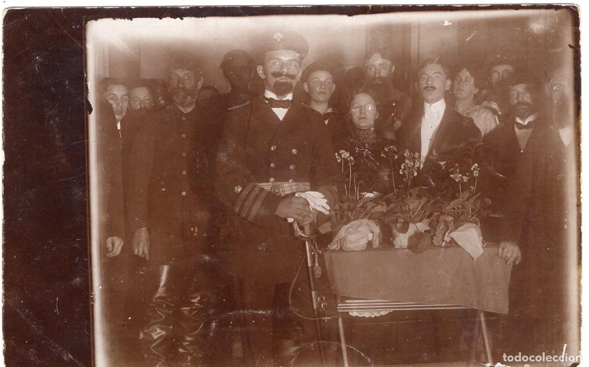 Fotograf&iacute;a antigua: Tarjeta fotogr&aacute;fica de mujeres y hombres actores posando en un escenario de teatro