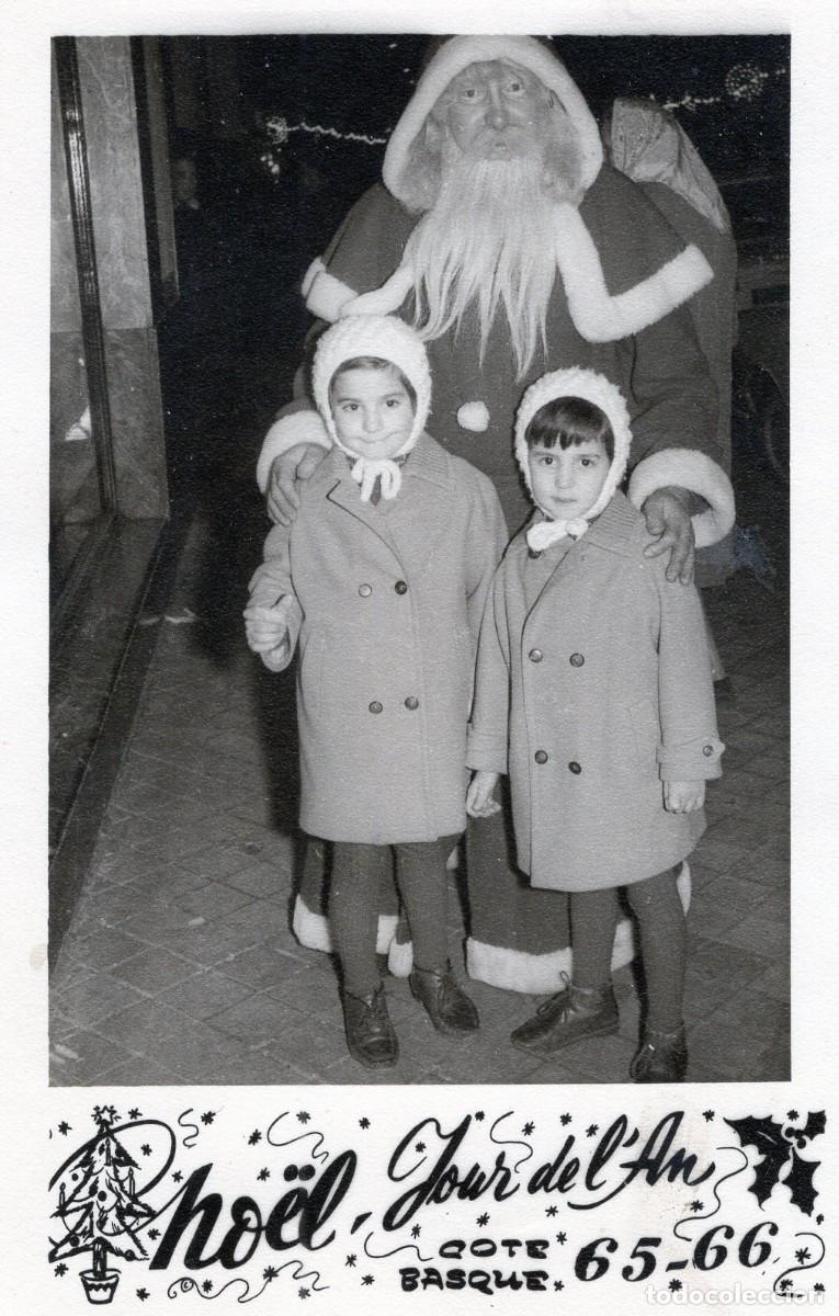 Fotograf&iacute;a antigua: Tarjeta fotogr&aacute;fica de dos ni&ntilde;as con Pap&aacute; Noel en la ciudad de Bayona