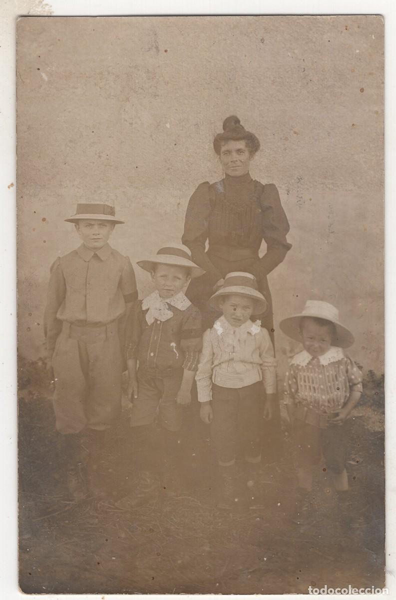 Fotograf&iacute;a antigua: Tarjeta fotogr&aacute;fica mujer elegante con sus cuatro nietos en patio de casa, Cr&eacute;mieu 1909
