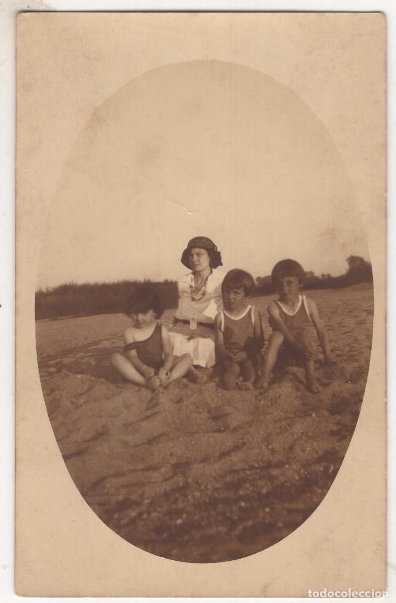 Fotograf&iacute;a antigua: Tarjeta fotogr&aacute;fica mujer elegante con sus tres nietos en ba&ntilde;ador en la playa c.1930