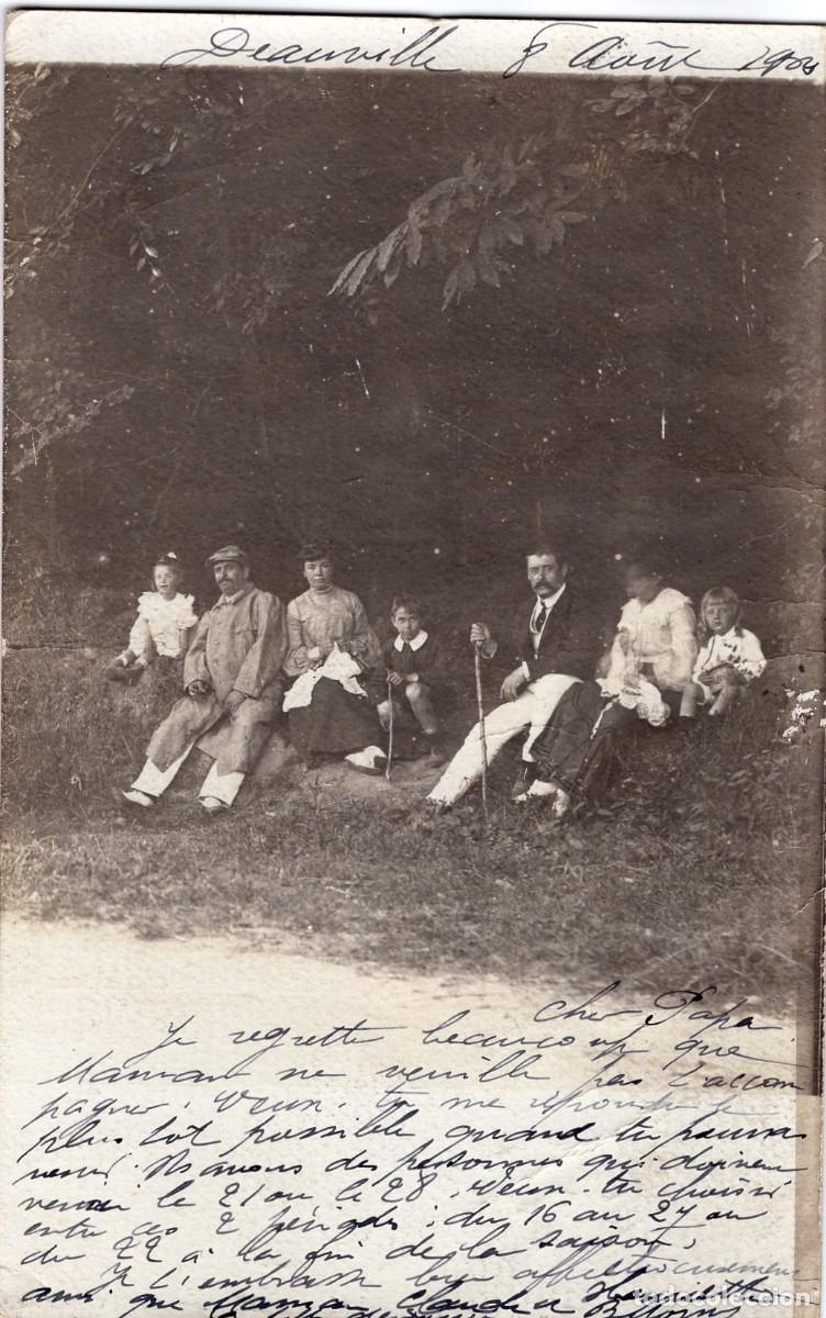 Fotograf&iacute;a antigua: Tarjeta fotogr&aacute;fica de familia elegante sentada al borde del camino, campo de Deauville, 1904