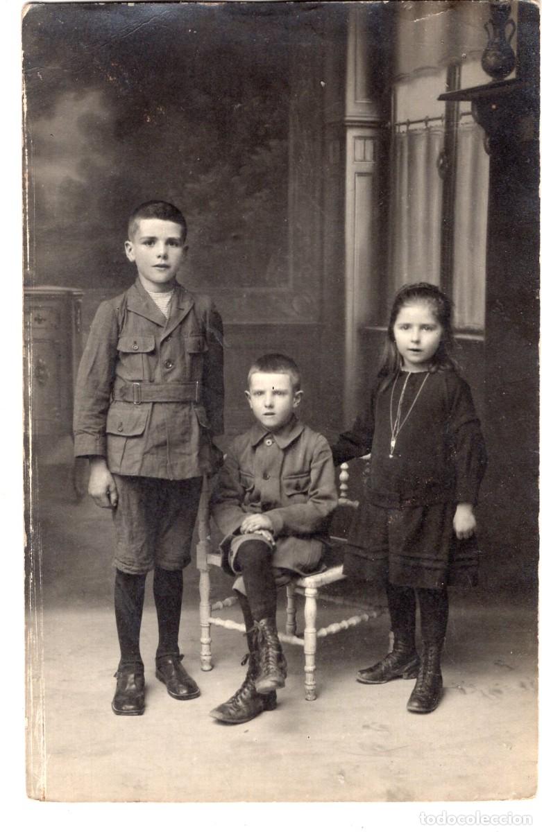 Fotograf&iacute;a antigua: Tarjeta fotogr&aacute;fica de joven elegante con dos ni&ntilde;os, foto Henri Cardot en Lons-le-Saunier