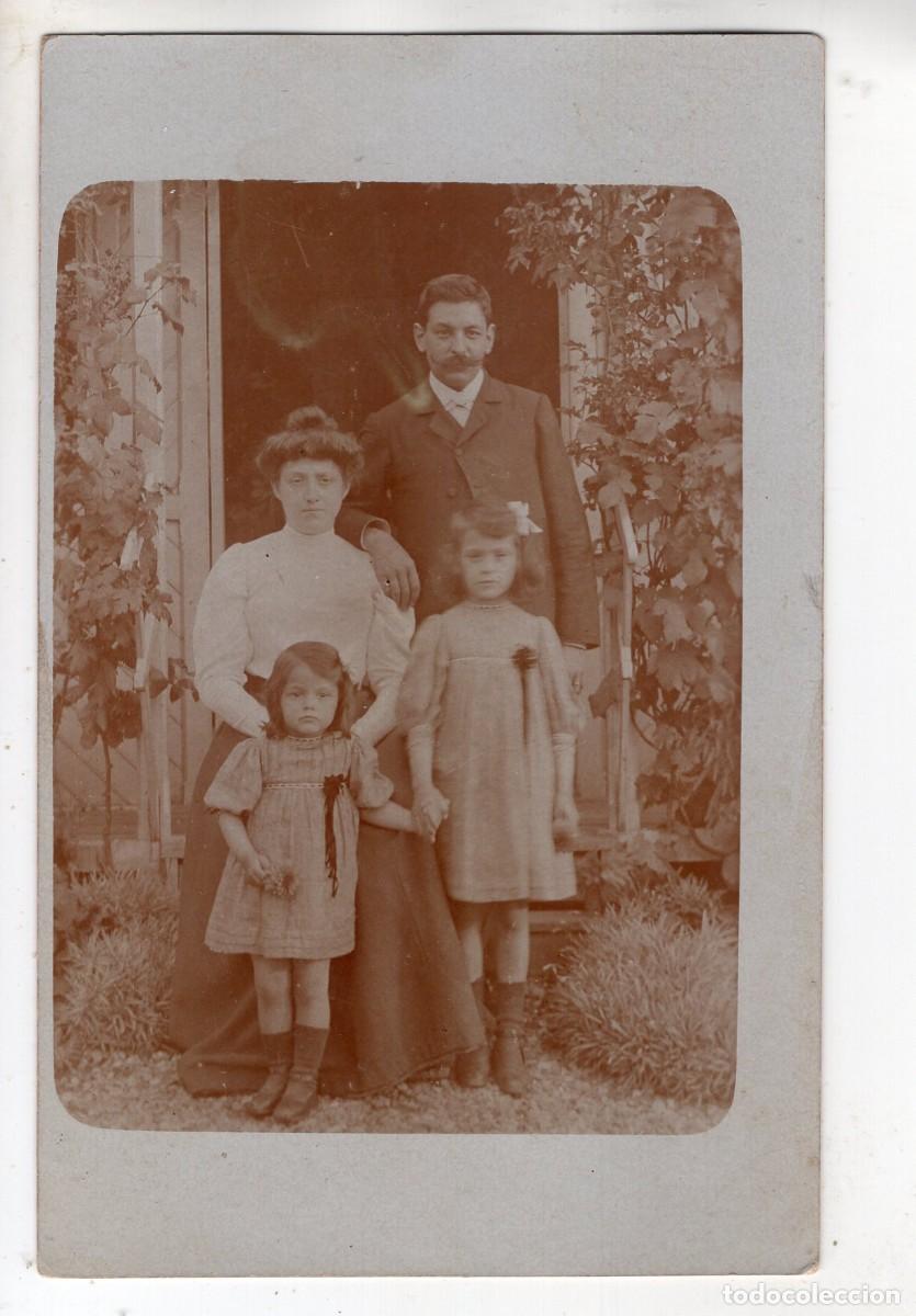 Fotograf&iacute;a antigua: Tarjeta fotogr&aacute;fica familia elegante con sus dos hijas ante la entrada de su casa c.1915