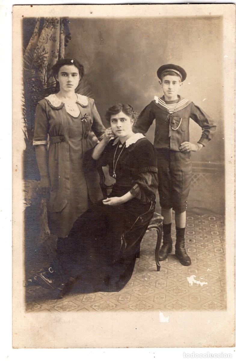 Fotograf&iacute;a antigua: Tarjeta fotogr&aacute;fica mujer elegante con su hija y su hijo en estudio fotogr&aacute;fico c.1915