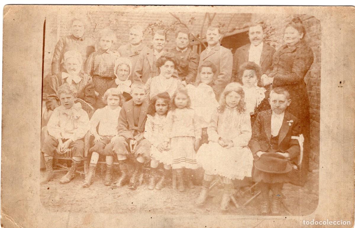 Fotograf&iacute;a antigua: Tarjeta fotogr&aacute;fica familia elegante con muchos ni&ntilde;os en el patio de su casa c.1905