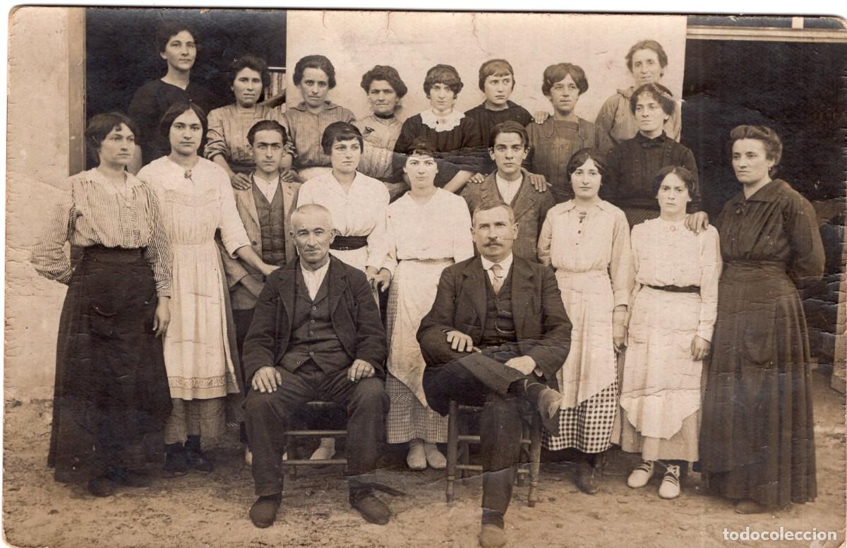 Fotograf&iacute;a antigua: Tarjeta fotogr&aacute;fica familia elegante posando frente a su casa c.1910
