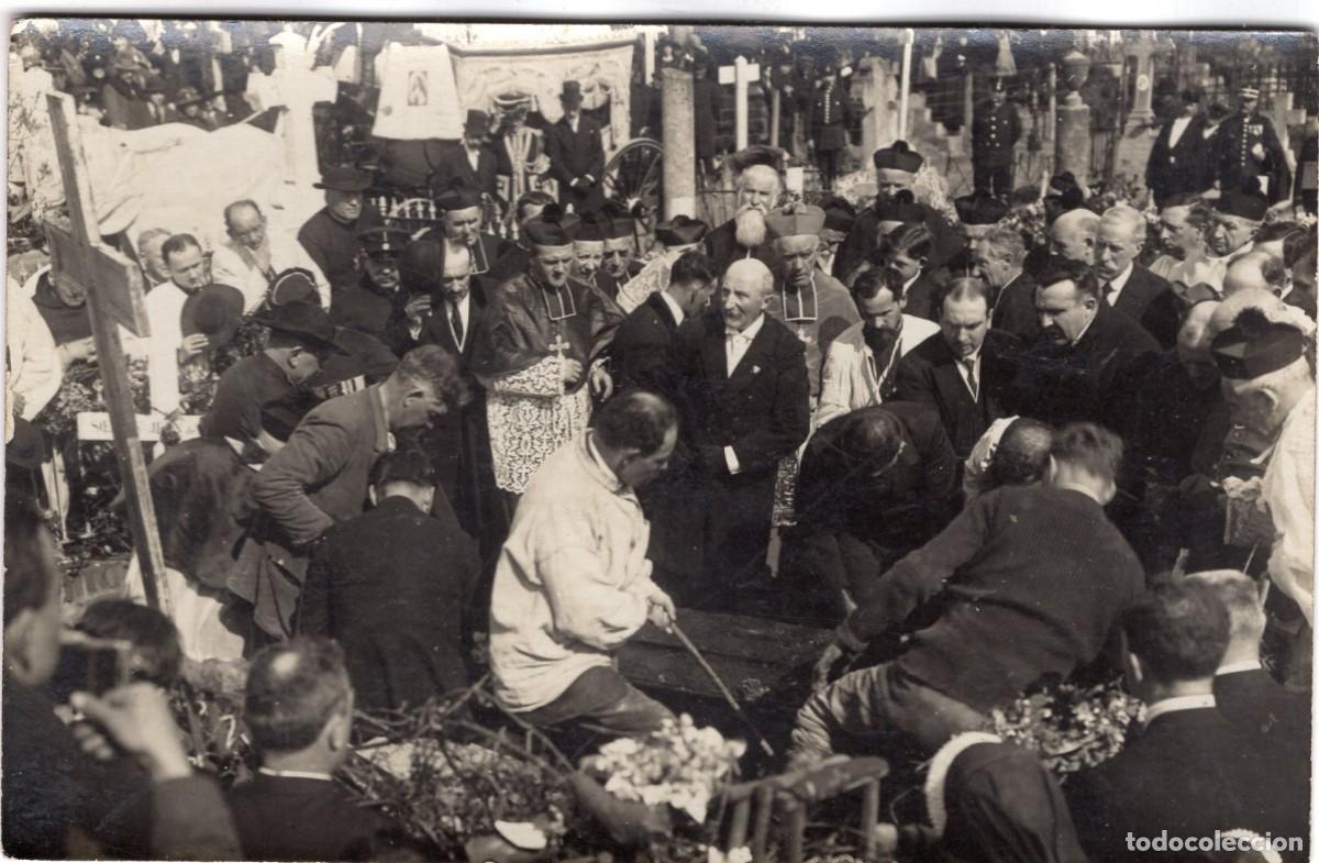Fotograf&iacute;a antigua: Tarjeta fotogr&aacute;fica entierro, bajada del ata&uacute;d con sacerdotes, notables y asistentes