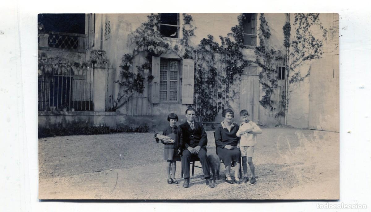 Fotograf&iacute;a antigua: Tarjeta fotogr&aacute;fica de familia elegante posando en el patio de su casa en 1932