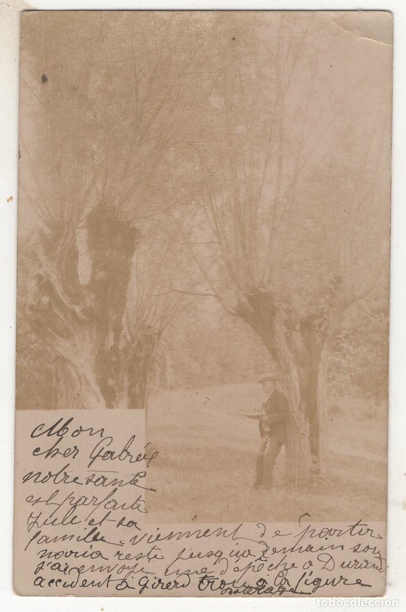 Fotograf&iacute;a antigua: Tarjeta fotogr&aacute;fica de un hombre elegante apoyado contra un &aacute;rbol en el campo en 1902