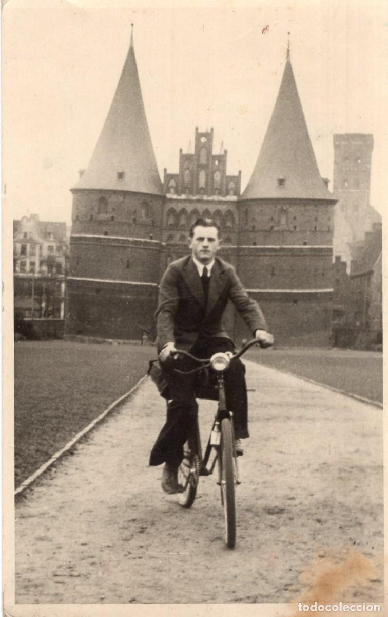 Fotograf&iacute;a antigua: Tarjeta postal: hombre elegante con bici ante la Holstentor de L&uuml;beck, Alemania