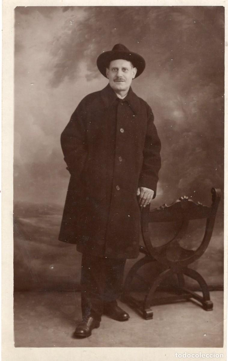 Fotograf&iacute;a antigua: Tarjeta fotogr&aacute;fica de un hombre posando en un estudio fotogr&aacute;fico en 1925
