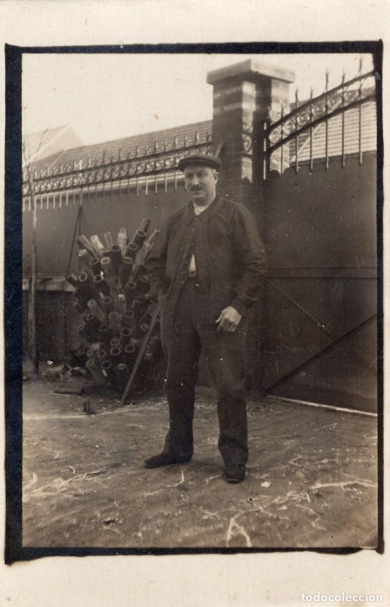 Fotograf&iacute;a antigua: Tarjeta fotogr&aacute;fica de un hombre posando frente a la puerta de su casa
