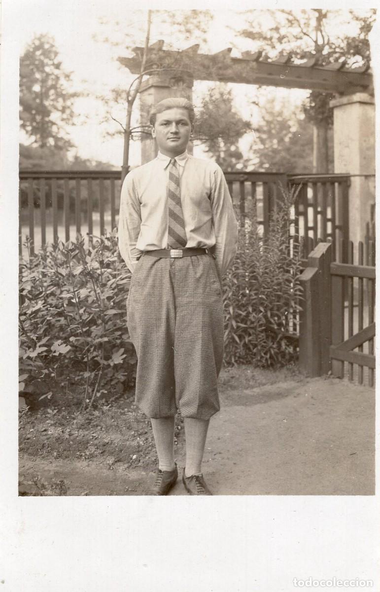 Fotograf&iacute;a antigua: Tarjeta fotogr&aacute;fica de un joven elegante posando en su jard&iacute;n