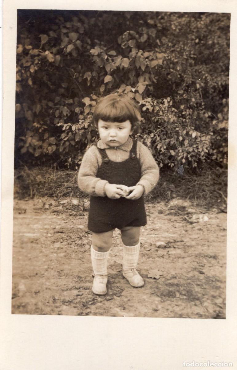Fotograf&iacute;a antigua: Tarjeta fotogr&aacute;fica de un ni&ntilde;o peque&ntilde;o posando en su jard&iacute;n