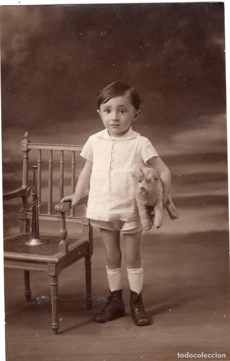 Fotograf&iacute;a antigua: Tarjeta fotogr&aacute;fica de un ni&ntilde;o peque&ntilde;o elegante posando en un estudio fotogr&aacute;fico