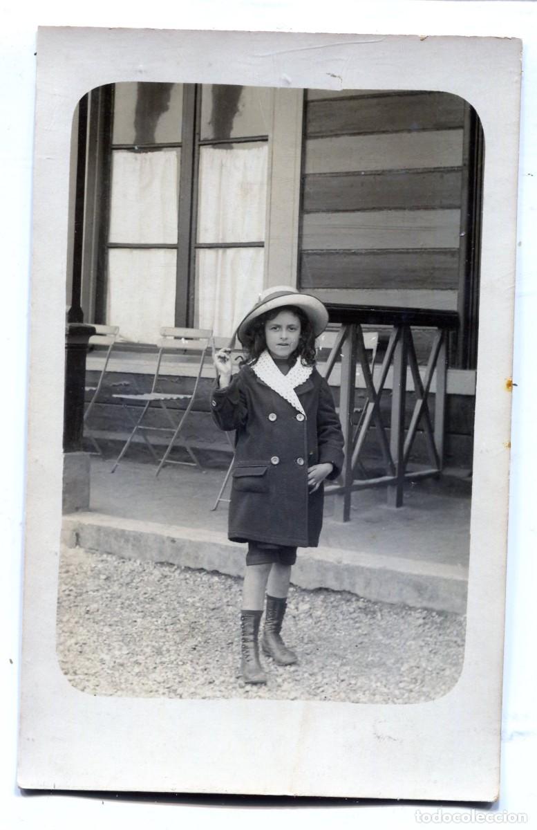 Fotograf&iacute;a antigua: Tarjeta fotogr&aacute;fica de un joven elegante en la playa hacia 1911