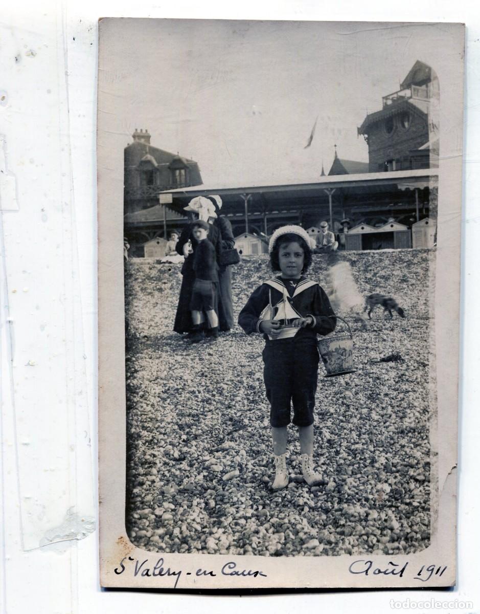 Fotograf&iacute;a antigua: Tarjeta fotogr&aacute;fica de un joven elegante en la playa de Saint-Valery-en-Caux en 1911