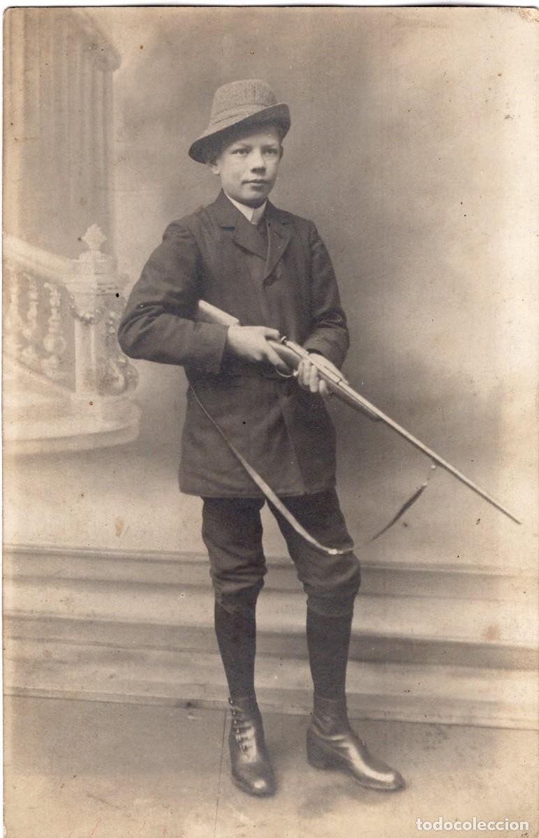 Fotograf&iacute;a antigua: Tarjeta fotogr&aacute;fica de un joven con una carabina posando en un estudio fotogr&aacute;fico